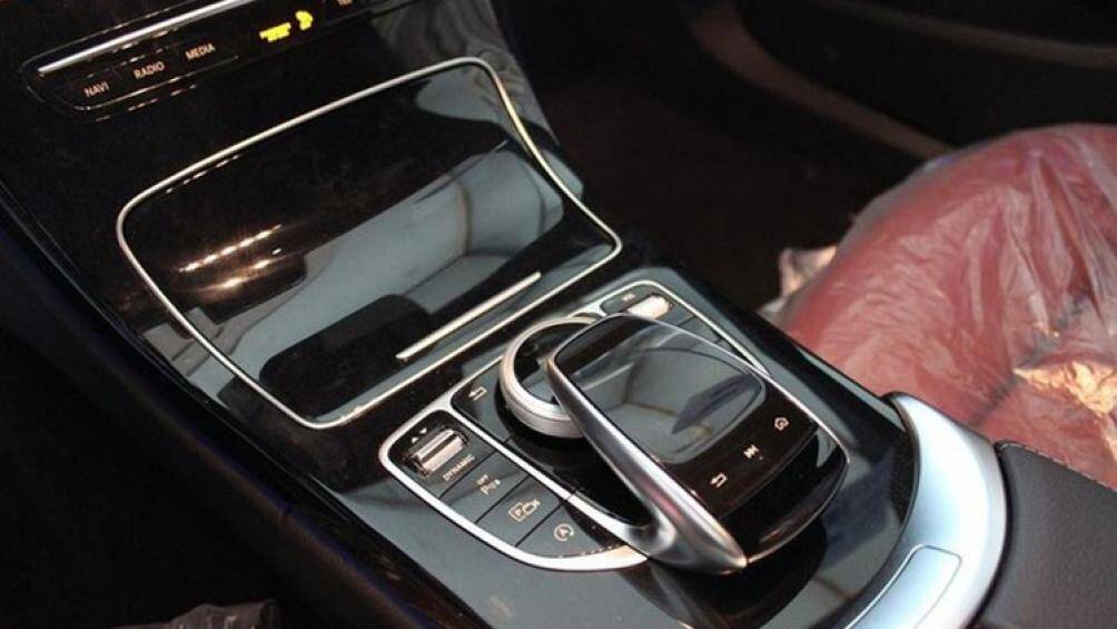 Bên dưới nắp capo vẫn là động cơ xăng tăng áp 4 xi-lanh dung tích 2 lít nhưng đã được tinh chỉnh để xe đạt công suất 258 mã lực, mô-men xoắn cực đại 370Nm