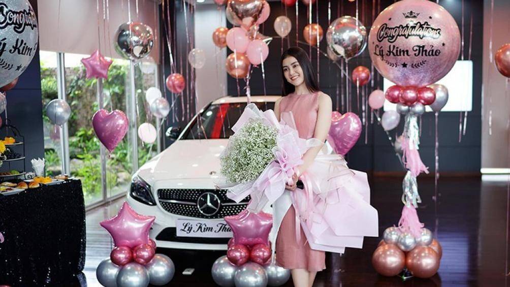 Được biết, giá xe Mercedes-Benz C300 AMG mới nhất tại Việt Nam đang được phân phối chính hãng là 1,929 tỷ đồng