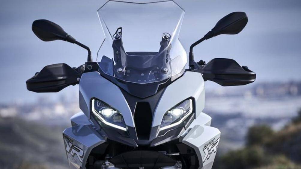 Chiếc BMW Motorrad S1000XR 2020 có 2 lựa chọn màu sắc – Ice Grey và Racing Red/White Aluminium cũng như một danh mục phụ kiện đa dạng