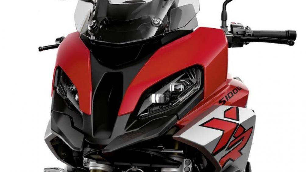 Hệ thống treo bao gồm điều chỉnh hệ thống treo điện tử động năng Dynamic ESA đi kèm với phuộc trước điều khiển điện tử và giảm xóc đơn đằng sau