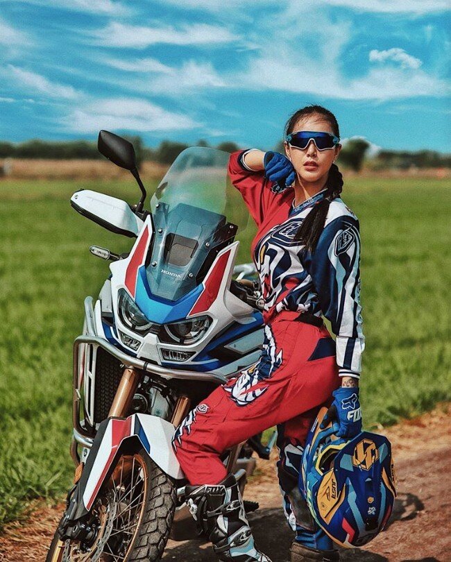 Tạo dáng trên con đường đất đỏ giữa cánh đồng lúa mênh mông