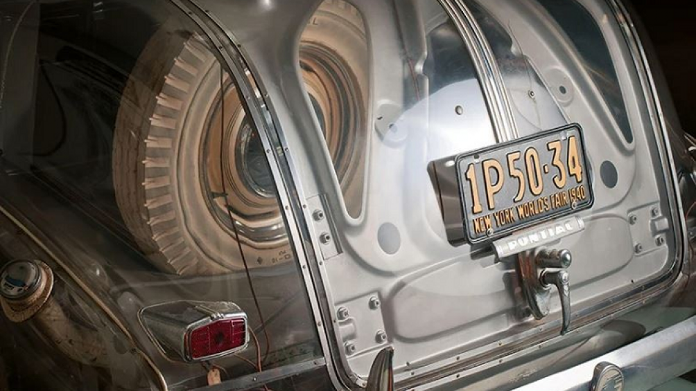 Nhà thiết kế Norman Bel Geddes và họa sĩ Dean Cornwall là hai người được GM giao trọng trách hoàn thành công việc