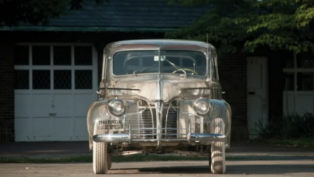 Bởi tất cả những gì bên trong xe đều được phô ra, nhiều chi tiết đã được mạ crôm hoặc làm màu trắng tương ứng với bộ bánh xe U.S. Royal