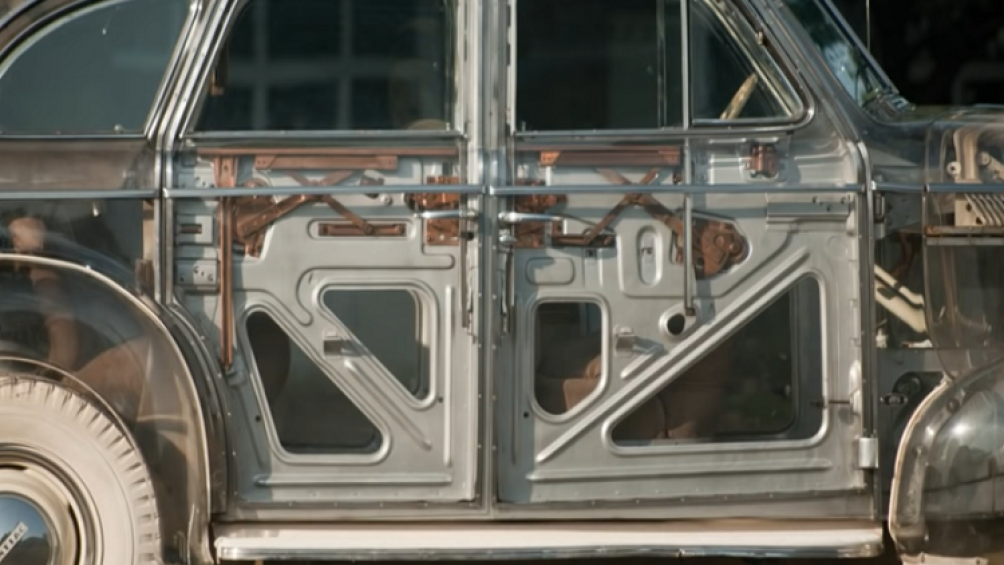 Một thân vỏ kính plexi hoàn toàn đã được đặt trên khung gầm của chiếc Pontiac Deluxe Six 1939 ra đời khiến tất cả mọi người thời đó phải bất ngờ