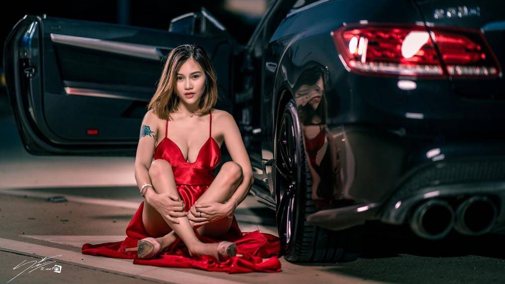 Ngồi e ấp tạo dáng bên chiếc xe sang chảnh