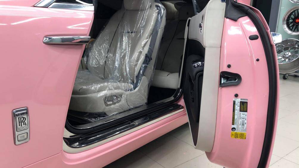 Những chiếc tem ở hông xe vẫn giữ lại như nguyên bản. Các bộ phận nhỏ như chốt cửa cũng được dán cẩn thận