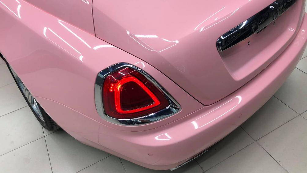 Hiện chưa rõ chủ xe là nam hay nữ nhưng cách đây không lâu Ngọc Trinh đã chia sẻ hình ảnh về một chiếc Wraith dán decal hồng tương tự