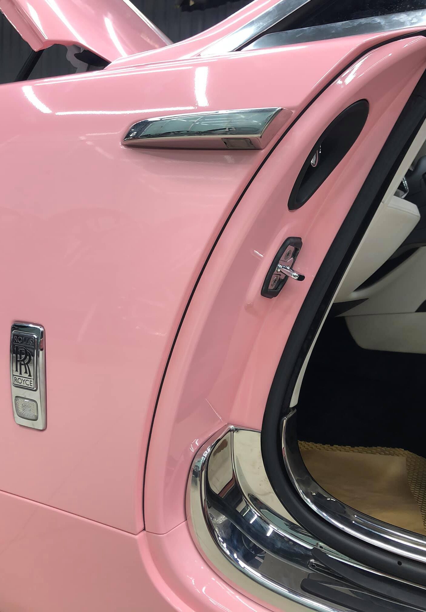 Chi phí dán Rolls-Royce Wraith chưa được tiết lộ nhưng với công dán tỉ mỉ cùng chất liệu cao cấp có thể ngốn tới cả chục triệu đồng