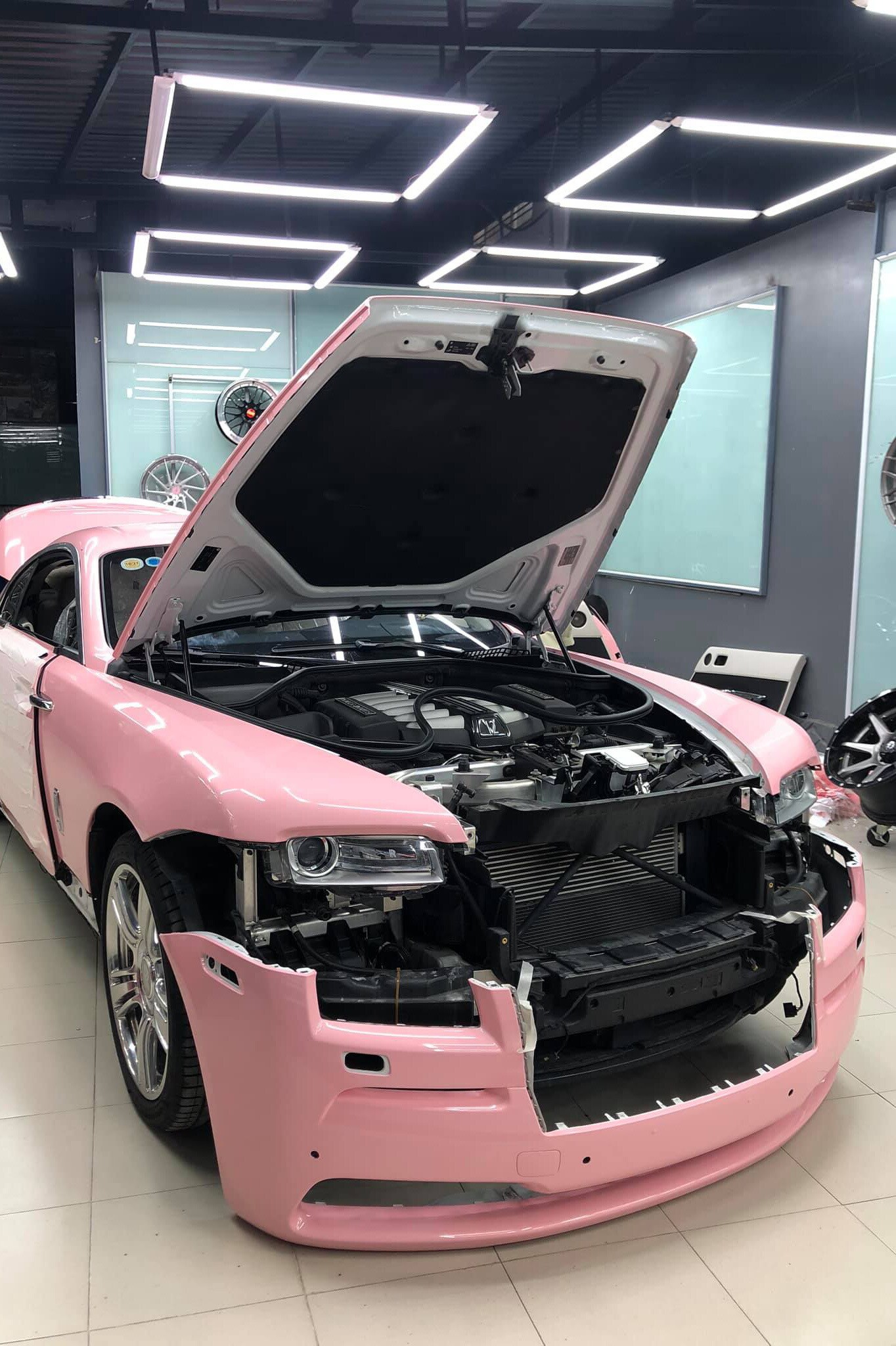 Điều đáng chú ý là chiếc Rolls-Royce Wraith này được dán rất tỉ mỉ. Người thợ phải tháo các chi tiết từ nắp ca-pô đến cánh cửa để dán