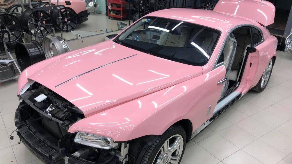 Ngoài lớp decal này, chiếc xe siêu sang không được độ thêm bất cứ thứ gì