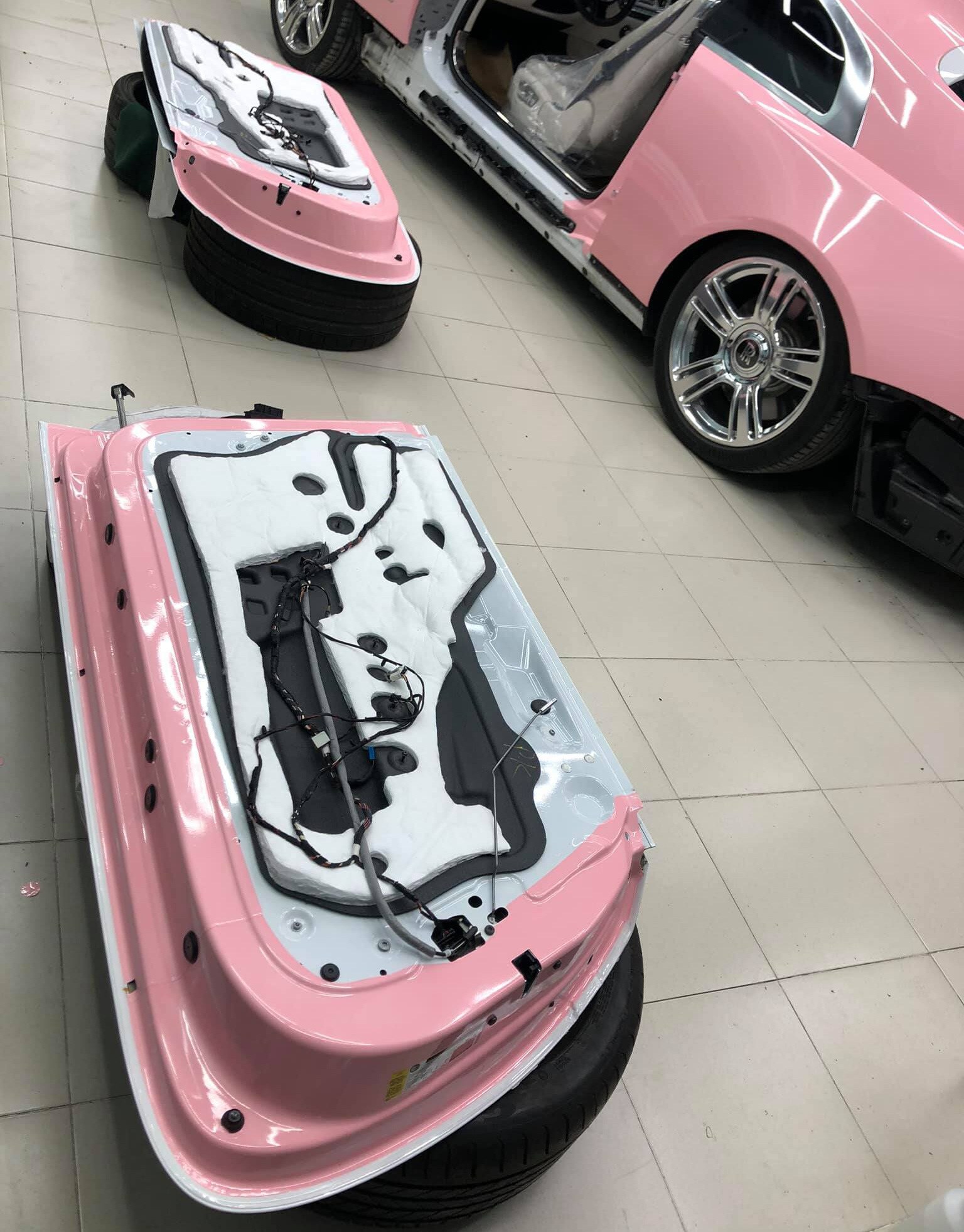 Xưởng độ phải mất tới 4 ngày để hoàn thiện việc dán xe. Công cuộc tháo lắp các bộ phận cũng tốn khá nhiều thời gian