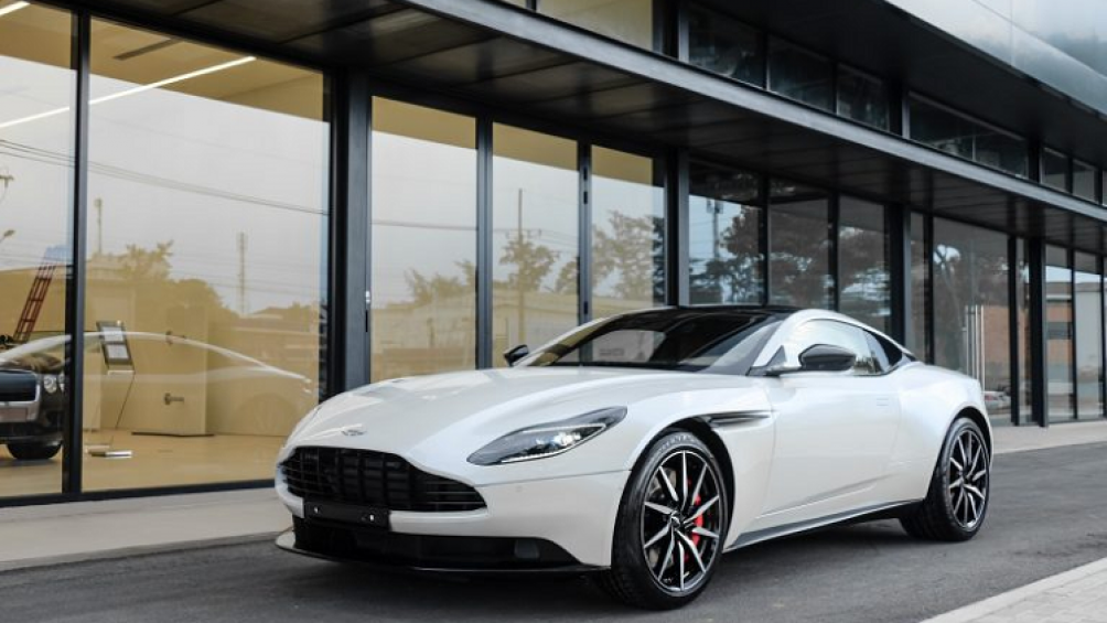 Mới đây nhất, một chiếc DB11 sở hữu lớp sơn trắng Morning Fros cực độc được đưa về showroom tại Sài Gòn thu hút sự quan tâm dư luận