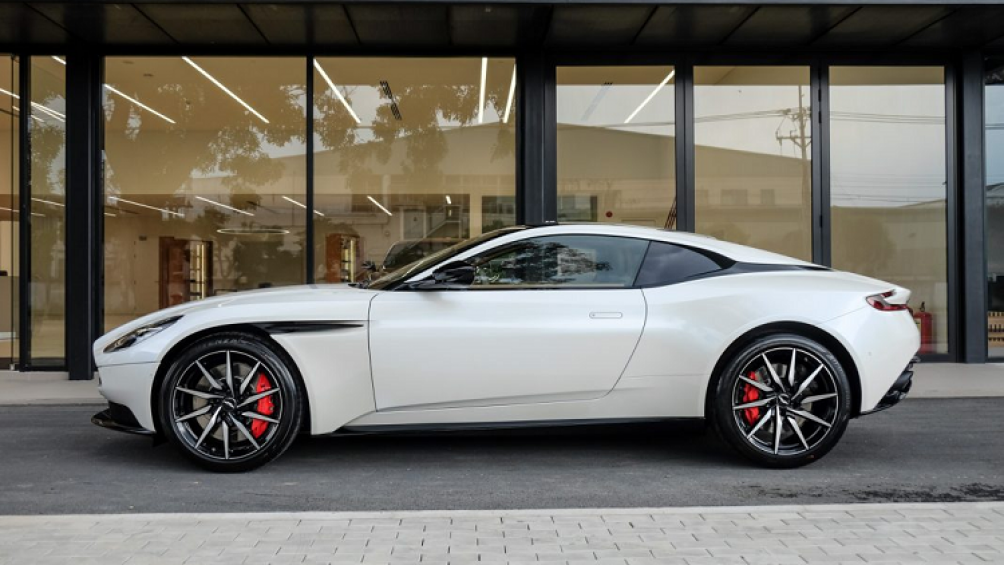 Chiếc DB11 thứ 6 về nước vẫn thuộc phiên bản sử dụng động cơ V8 và mang trên mình lớp sơn trắng Morning Frost White tinh tế