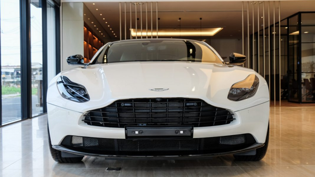 Cản trước là kiểu thiết kế đặc trưng của Aston Martin. Lưới tản nhiệt nan ngang sơn đen bóng, đèn pha sắc sảo với dải LED ban ngày ấn tượng