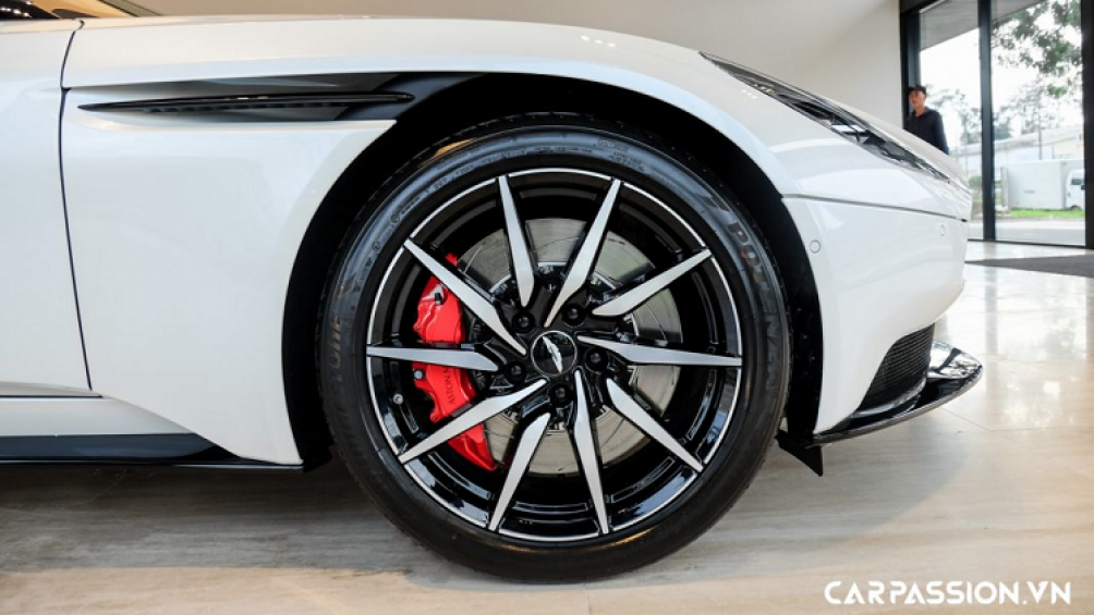 Ẩn phía sau bộ mâm 20 inch là cùm phanh sơn đỏ khá nổi bật. Đặt ngay sau hốc bánh trước là một khe gió có thiết kế ấn tượng