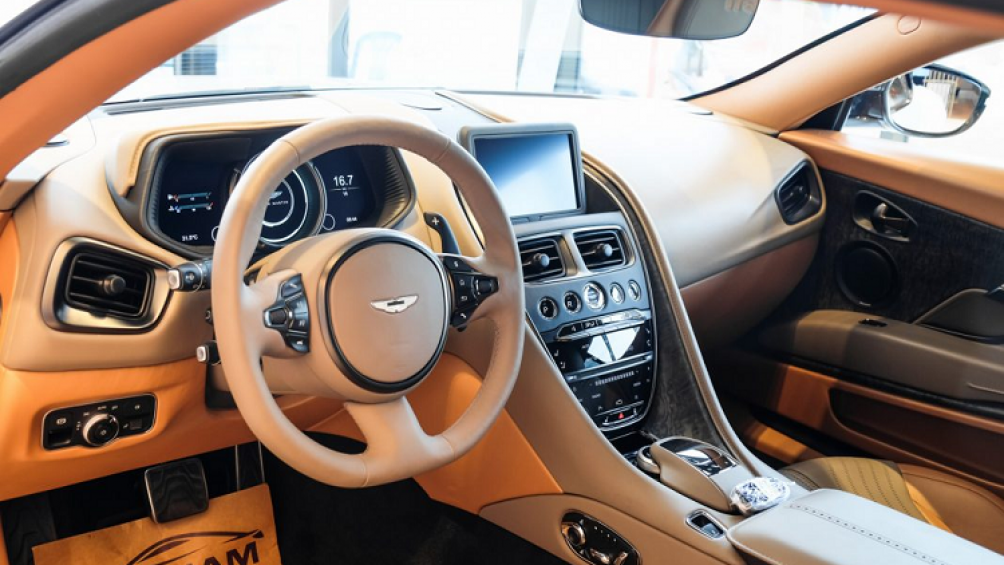 Aston Martin DB11 sử dụng khối động cơ V8 tăng áp kép có dung tích 4.0 lít, sản sinh công suất tối đa 503 mã lực và mô men xoắn cực đại đạt mức 675 Nm