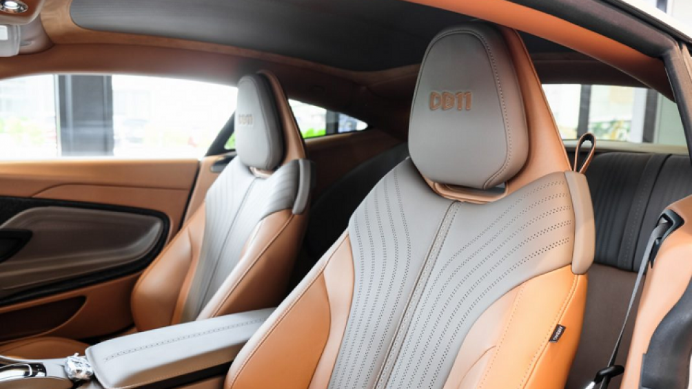 Bên trong khoang nội thất, ghế ngồi của Aston Martin DB11 bọc da cao cấp với điểm nhấn là những họa tiết vô cùng đẹp mắt