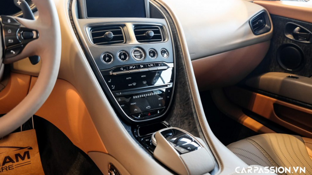 Kết hợp cùng hộp số tự động ZF 8 cấp và hệ dẫn động cầu sau, cho phép xe tăng tốc từ 0 – 100 km/h trong vòng 4 giây, trước khi đạt đến vận tốc tối đa 301 km/h