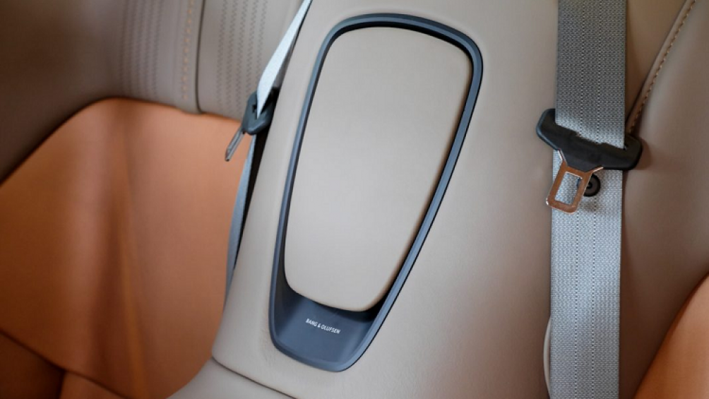 Giá xe Aston Martin DB11 V8 Coupe trong bài viết về nước theo diện nhập khẩu chính hãng và đang được chào bán với mức 15,168 tỷ đồng