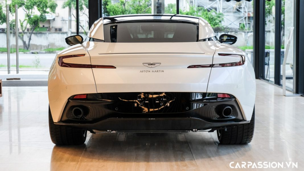 Tương tự những chiếc Aston Martin DB11 khác tại Việt Nam, chiếc thứ 6 được trang bị bộ mâm 10 chấu sơn đen với bề mặt được phay kim cương sáng bóng