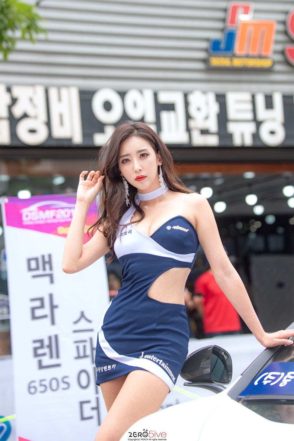 Cách tạo dáng tự nhiên của người đẹp trước ống kính