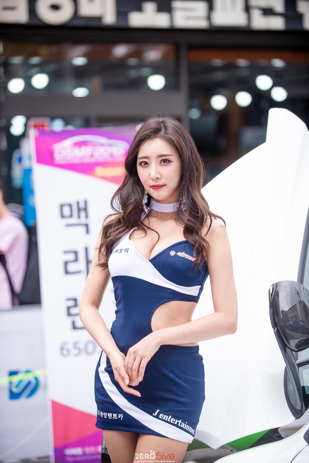 Ánh mắt thu hút khiến cánh mày râu phải mê mệt