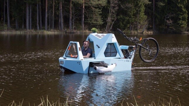 Tuy nhiên, khi xuống nước thì các bánh xe được lật lên, phao bật ra và thùng nhà thuyền có thể nổi trên nước