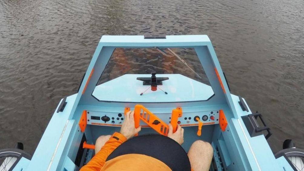 Phần thùng kéo được trang bị hai mô-tơ điện 250W để hỗ trợ việc di chuyển dưới nước và một mô-tơ điện bên ngoài hỗ trợ di chuyển trên cạn