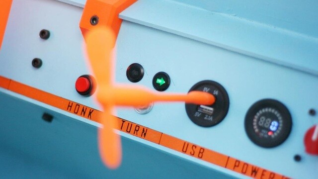 Xe hoàn toàn có thể di chuyển đường thủy lên đến 25 dặm trên mặt nước và 40km trên mặt đất