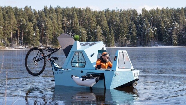 Khi thay đổi từ vị trí bộ sang đường thủy, chức năng 3 bánh sẽ được khóa lại để phần thùng kéo làm việc