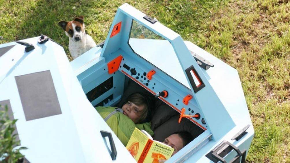 Chiếc xe được thiết kế với mục đích dành cho chuyến cắm trại 2 người. Xe có khả năng vận hành trên bộ với hình thức đạp