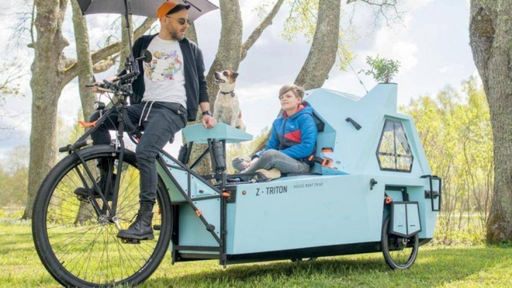 Chiếc xe này có một cabin dành cho 2 người, thêm vào đó là phần xe đạp 3 bánh đính kèm thật sự khác biệt