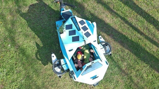 Để tiện cho khoảng thời gian vừa khám phá, vừa thư giãn trên hồ, phần buồng lái được thiết kế đủ dài cho 2 người vóc dáng nhỏ ngắn nằm bên trong