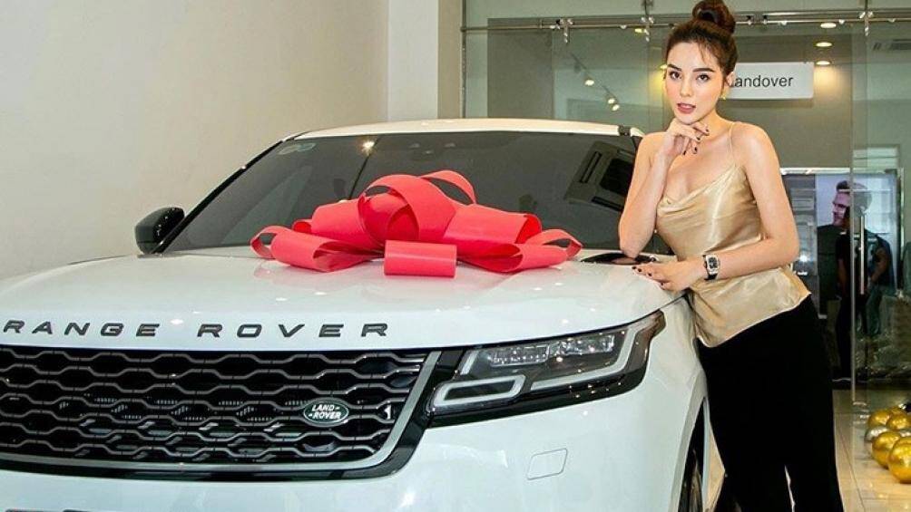 Mới đây, Hoa hậu Kỳ Duyên đã bất ngờ chia sẻ mình mới mua chiếc SUV hạng sang Range Rover Velar mới chính hãng