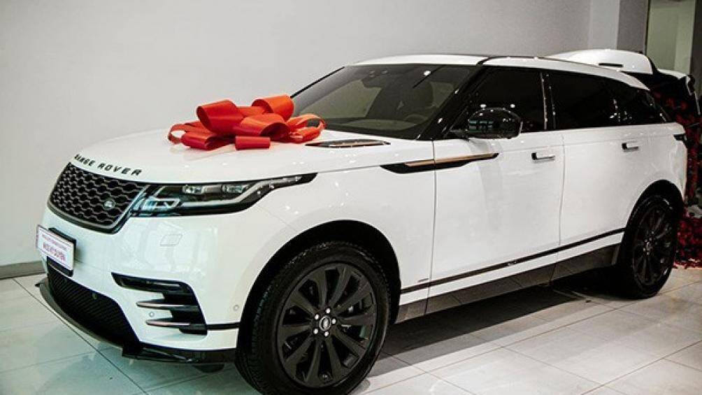 Chiếc SUV hạng sang Range Rover Velar mới của người đẹp có ngoại thất sơn màu trắng và thuộc phiên bản cao cấp là Range Rover Velar R-Dynamic SE