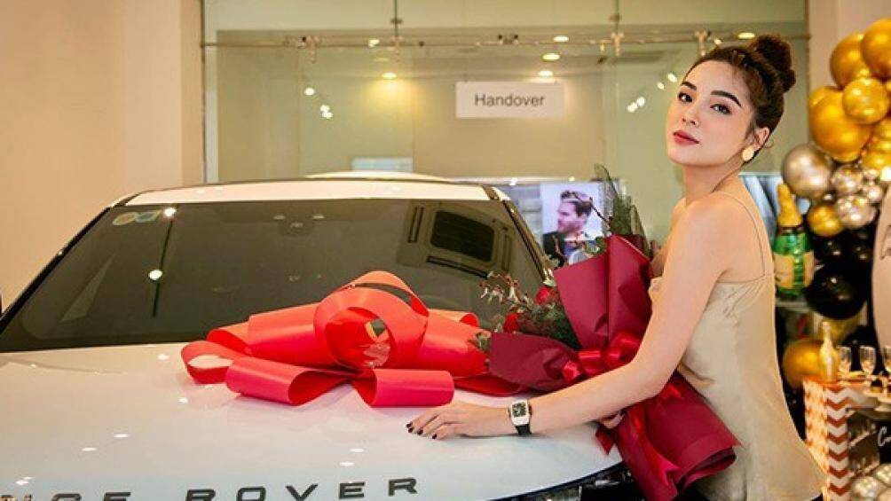 Thiết kế của Velar vẫn mang những nét đặc trưng của gia đình Range Rover, nhưng sự khác biệt lớn nhất là ở phần khung kính cửa sổ có tỉ lệ nhỏ so với thân xe