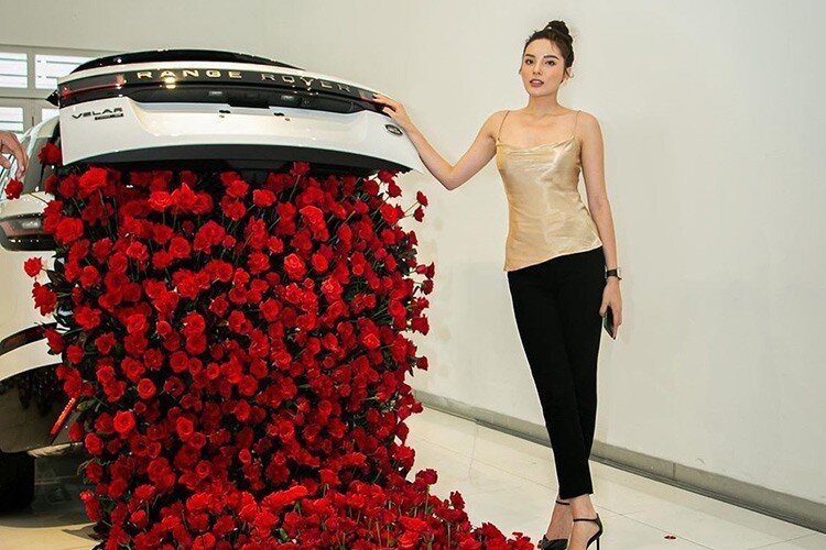 Để bàn giao chiếc Range Rover Velar R-Dynamic SE cho hoa hậu Kỳ Duyên, đơn vị chính hãng đã trang trí hoa hồng trải dài từ cốp xe đến dưới sàn khá đẹp mắt