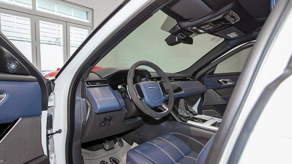 Bên trong nội thất của chiếc SUV này là 2 màn hình cảm ứng 10 inch nằm liền nhau theo chiều dọc, bên trên hiển thị thông tin giải trí