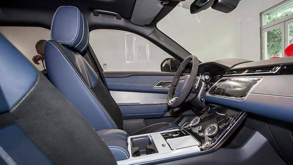 Ghế ngồi bọc da cao cấp cùng các đường chỉ khâu ấn tượng, tựa đầu ghế cao có thể điều chỉnh, ghế lái chỉnh điện ghi nhớ vị trí ngồi cũng nhiều tiện ích khác...