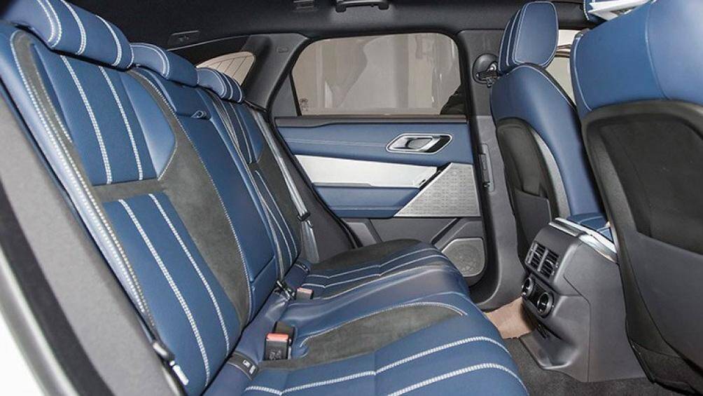 Nằm phía trên trần xe là một cửa sổ trời Panorama siêu rộng, tăng thêm cảm giác thoáng đãng cho nội thất. Khoang hành lý của xe có thể tích 632 lít