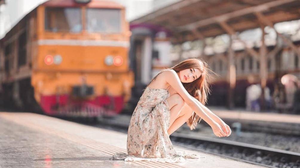 Người đẹp sở hữu khuôn mặt xinh xắn cùng làn da trắng ngần trong nắng