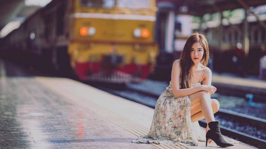 Cô nàng khéo léo khoe đôi chân dài miên man