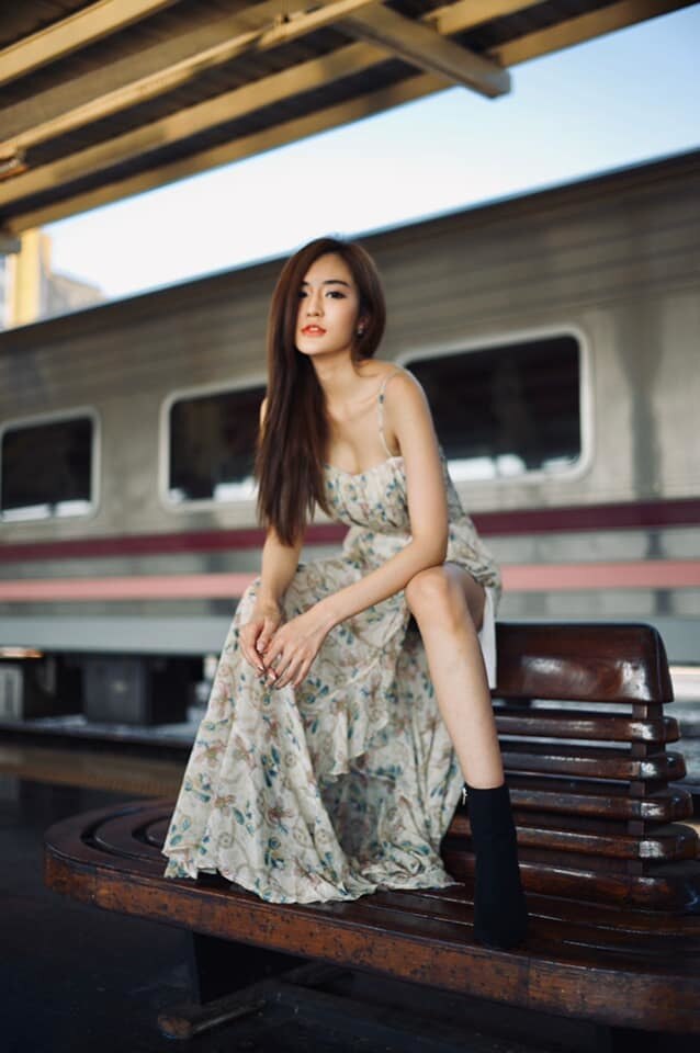 Dù ăn mặc khá kín đáo nhưng cô nàng trông thật quyến rũ