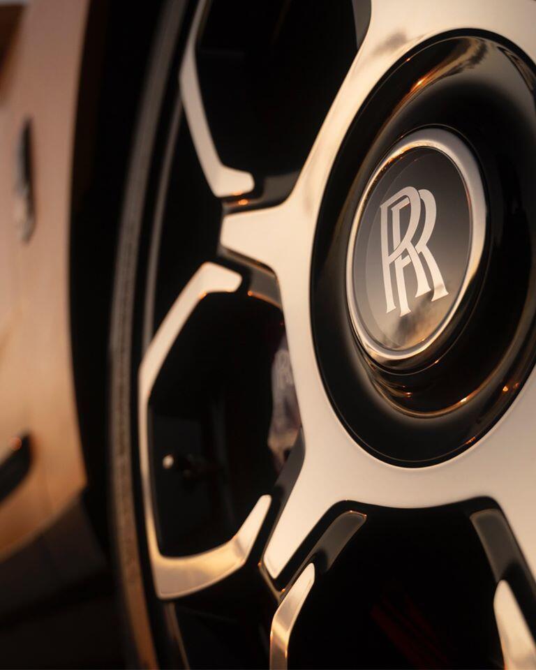 Bộ mâm mới của xe có thiết kế năm chấu dạng hoa, kích thước 22 inch và hoàn thiện với màu đen kết hợp cùng cắt kim cương bề mặt đẹp mắt