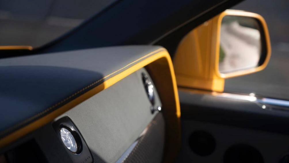 Khoang nội thất của chiếc Cullinan Capella được phối giữa 3 tông màu gồm xám trắng – xám sẫm cùng các chi tiết màu vàng nổi bật