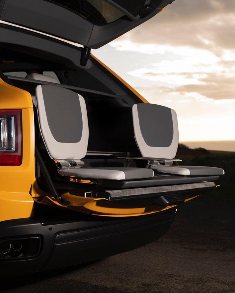 Xe có chiều dài 5.341 mm, rộng 2.164 mm, cao 1.835 mm và chiều dài cơ sở 3.295 mm, khối lượng xe lên tới 2,660kg