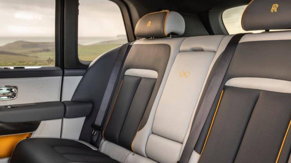 Ghế ngồi cũng được trang bị các đường màu vàng đầy tinh tế, logo đặc trưng của phiên bản Black Badge cũng được thêu bằng chỉ vàng ở phần hàng ghế phía sau