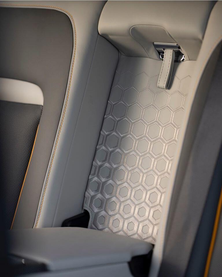 "Bầu trời sao" quen thuộc được tạo thành từ 1.344 ánh đèn LED tô điểm cho trần xe bọc da màu đen