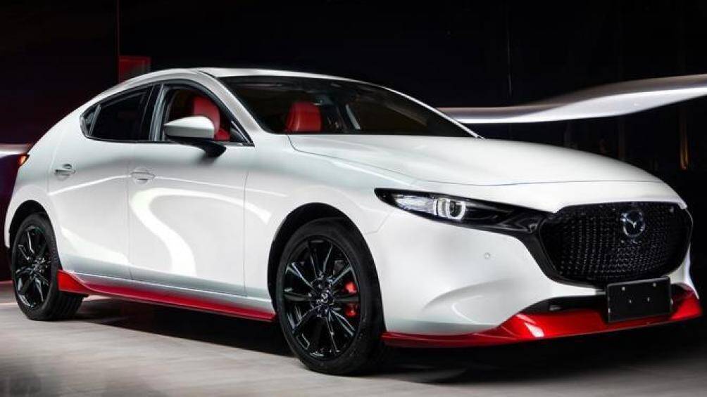 Trong lễ kỷ niệm 100 năm ngày thành lập, Mazda đã giới thiệu một phiên bản đặc biệt của Mazda 3 với tên gọi Edition100 với nhiều thay đổi về ngoại hình