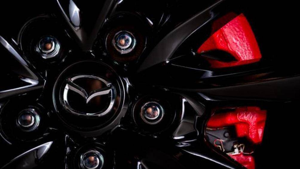 Những chiếc Mazda 3 phiên bản 100 này sẽ được trang bị bộ vành xe 18 inch với màu đen bóng đen có độ bóng cao và phanh được sơn đỏ thể thao